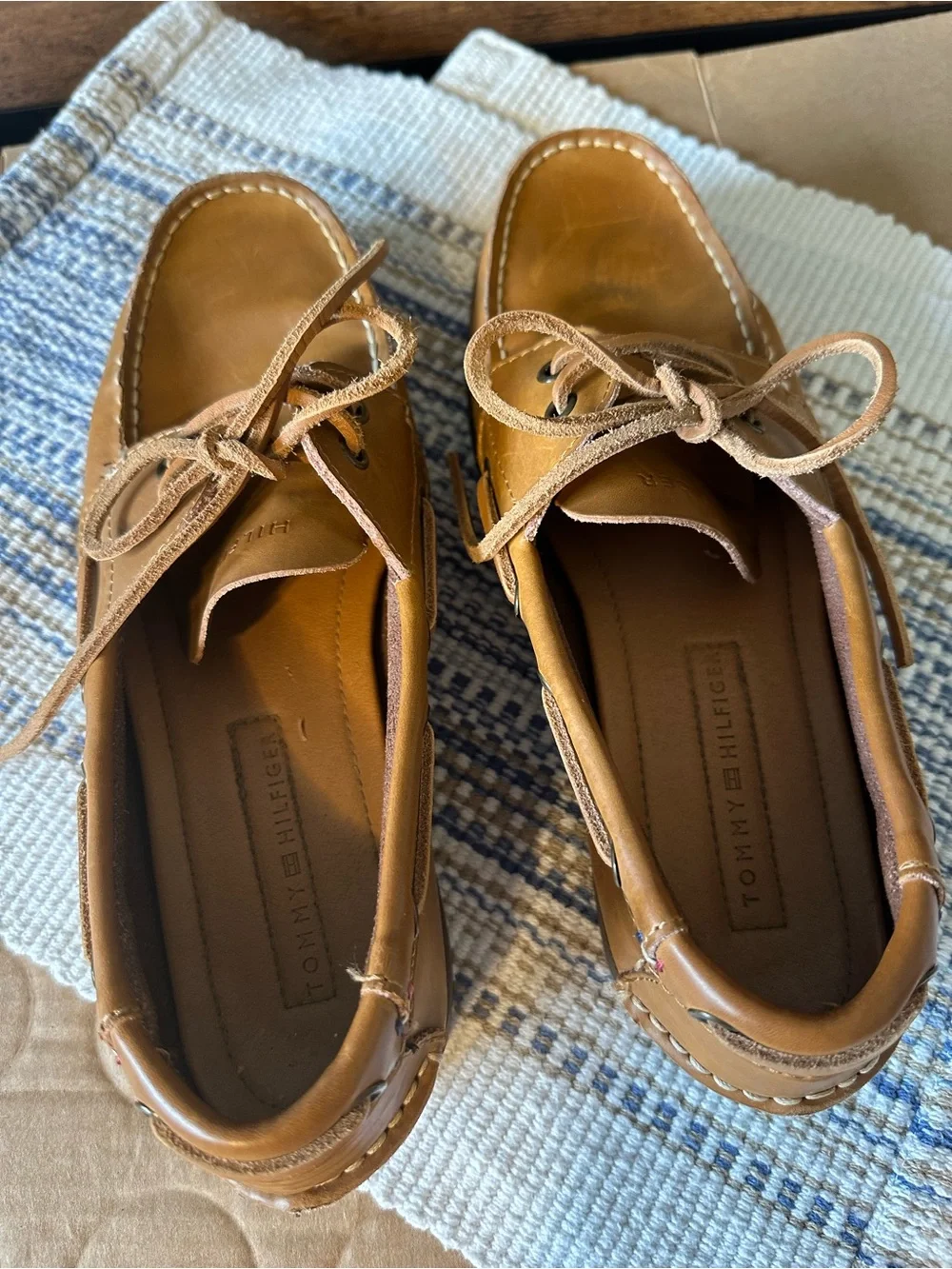 Tommy Hilfiger men 8 Tan Leather Boat Shoes Lace-Up Round Toe Rubber Sole